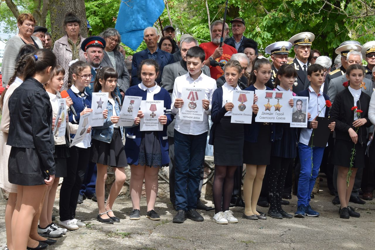 Torzhestvennaya ceremoniya otkrytiya pamyatnika dvazhdy Geroju Sovetskogo Sojuza Amet Han Sultanu 01