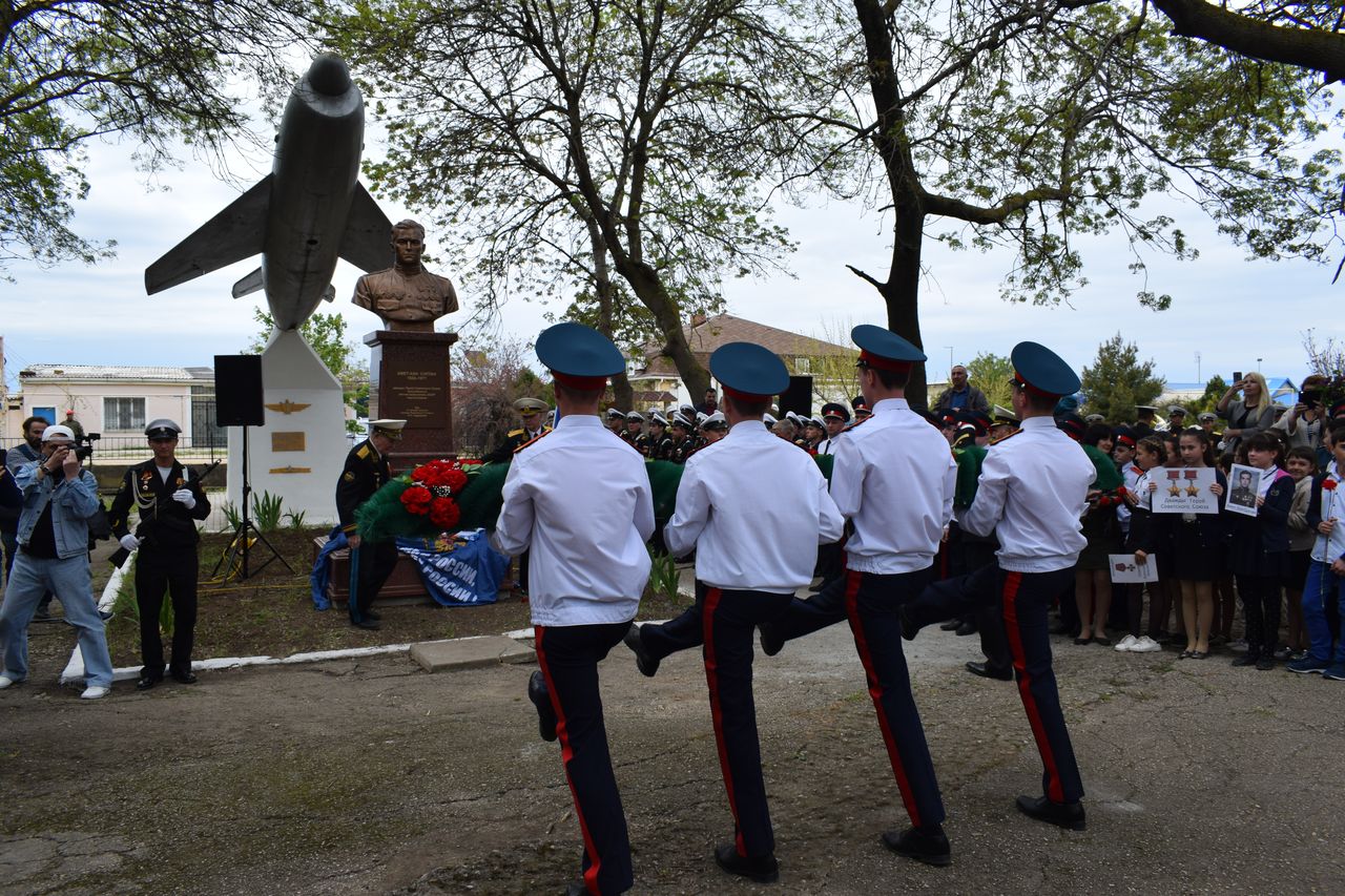 Torzhestvennaya ceremoniya otkrytiya pamyatnika dvazhdy Geroju Sovetskogo Sojuza Amet Han Sultanu 01