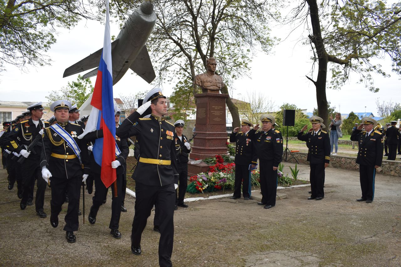 Torzhestvennaya ceremoniya otkrytiya pamyatnika dvazhdy Geroju Sovetskogo Sojuza Amet Han Sultanu 01