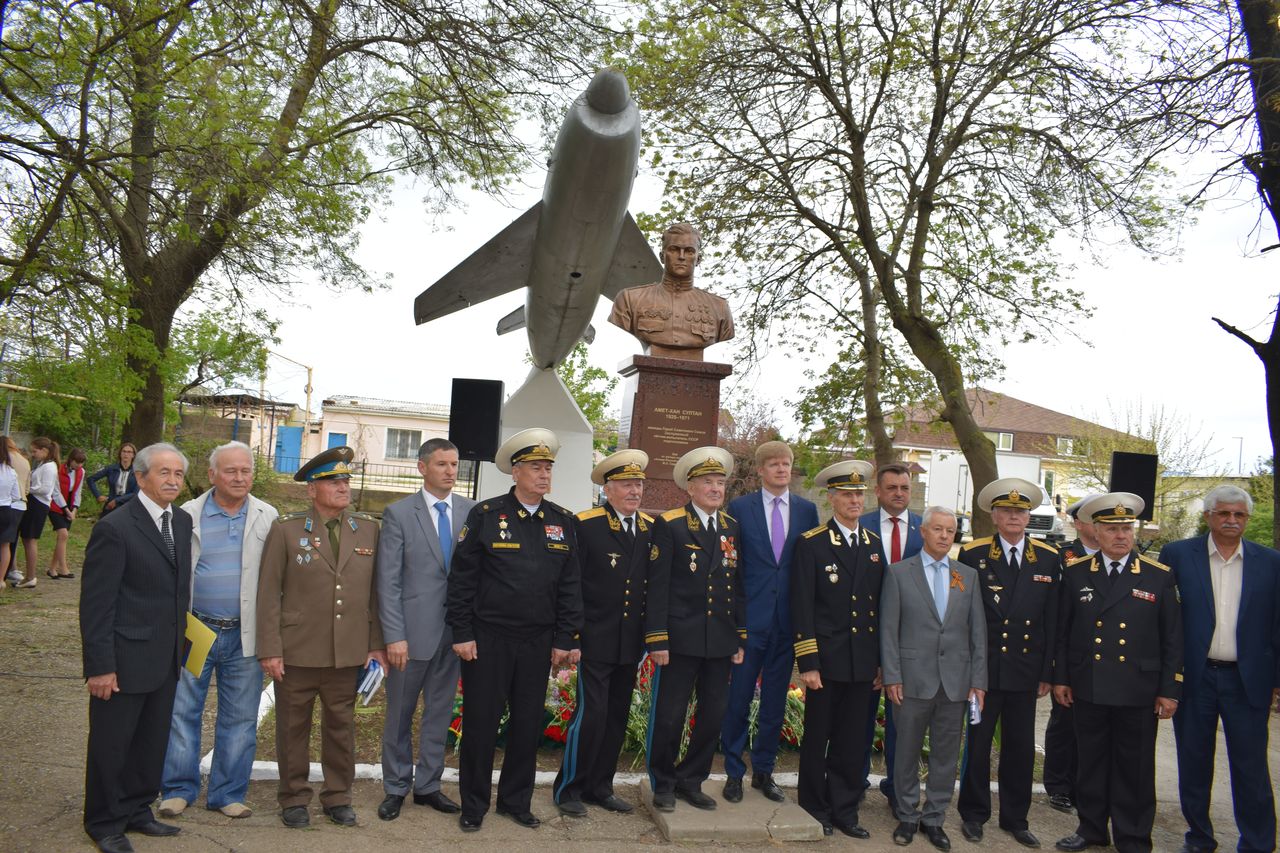 Torzhestvennaya ceremoniya otkrytiya pamyatnika dvazhdy Geroju Sovetskogo Sojuza Amet Han Sultanu 01
