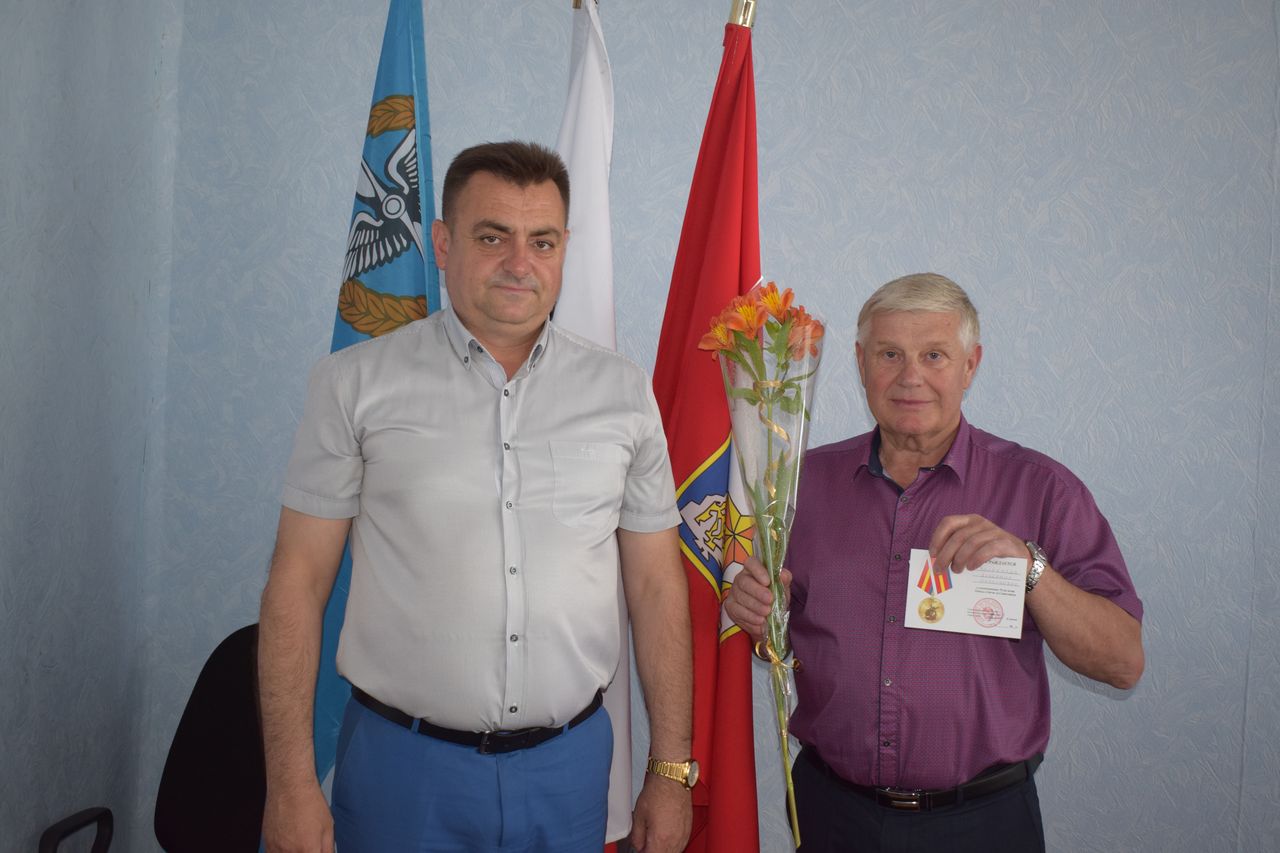 Vruchenie pamyatnoj medali v chest 75 letiya osvobozhdeniya 01