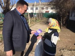 Glava pozdravil na domu zhitelej s nastupajushim Novym godom logo