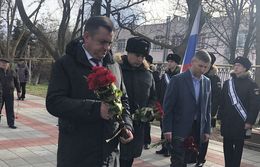 01 logo torzhestvennyj miting rekviem posvyashjonnyj pamyati dvazhdy geroya sovetskogo sojuza amet han sultana